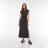 Vestido midi gris oscuro, sin mangas, con cuello redondo y lazo en la cintura.