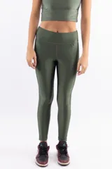 Calza larga deportiva color marrón, de lycra, diseñada para mayor comodidad en actividades físicas y uso diario.
