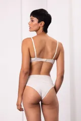 Culotte de algodón suave color azul marino, con tiro alto y faja ancha en la cintura.