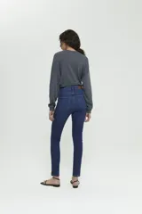 Jeans skinny de tiro alto color azul, con logo bordado en hilo cobre en el bolsillo trasero.