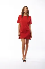 Vestido corto rojo con escote redondo, mangas cortas y solapas decorativas con botones metálicos en el frente.