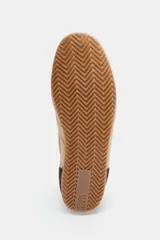 Zapatilla deportiva color beige con detalles en marrón y estampado animal print en el talón. Cierre con cordones y suela de 1,5 cm.