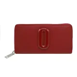 Billetera roja con cierre de cremallera y aplique con el logo de la marca en el frente.