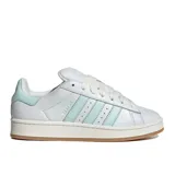 Championes Adidas Campus 00S W blancos con detalles en verde agua, con suela color caramelo.