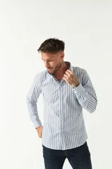 Camisa celeste a cuadros, de corte slim fit, manga larga y logo bordado. Confeccionada en 100% algodón.