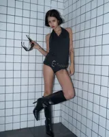 Top negro de microfibra drapeado con escote buche y espalda descubierta. Largo hasta la cadera.