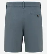 Bermuda de sarga color gris, corte a la rodilla, con cierre delantero y bolsillos traseros.
