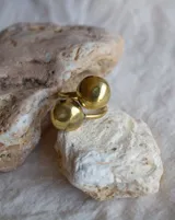 Anillo ajustable de bronce con diseño doble esfera, ideal para un look moderno.