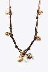 Set de tres collares de diferentes largos, con cadenas doradas y plateadas, cordón de cuero marrón y dijes de monedas, corazones, perlas y cuentas de cristal.