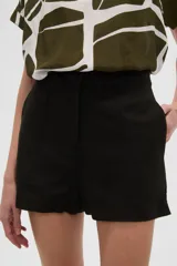 Short negro de algodón, corte mini, tiro alto y calce ajustado.