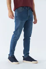Pantalón de jean gris oscuro, corte carrot, tiro medio, con logo bordado y presillas para cinturón.