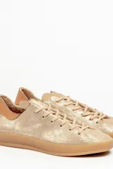 Zapatillas acordonadas de cuero vacuno color borgoña con detalle de gamuza en el talón y suela de goma color caramelo.