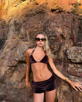 Short de baño o casual de tela aterciopelada, color marrón oscuro, con cordón ajustable en los laterales.