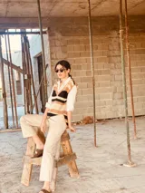 Pantalón slouchy de cuero ovino italiano color nude, corte mom fit con tiro semi alto y tajos inferiores.