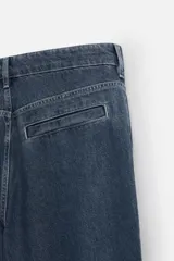 Pantalón de jean azul oscuro, corte recto, confeccionado en denim de algodón y lyocell. Cuenta con bolsillos frontales y traseros de vivo. Cierre frontal con cremallera y botón.