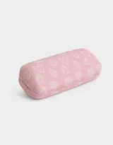 Estuche rígido para anteojos color rosa claro con estampado de corazones, herraduras y dijes.