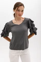 Remera gris de lyocell y algodón, con escote en V y mangas cortas con volados.