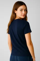 Remera de manga corta color celeste con cuello en V y estampado de flores en tonos verdes.