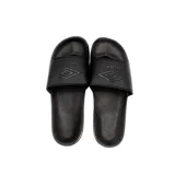 Ojotas negras marca Umbro, con logo de la marca en la tira superior.