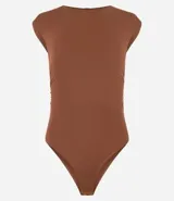 Body blanco de manga corta con escote redondo y fruncidos laterales.