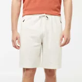 Bermudas deportivas color beige, de corte recto y largo hasta la rodilla. Confeccionadas en tejido de chándal suave y cómodo. Ideales para un look casual y relajado.