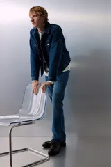 Pantalón de jean de corte recto, color azul medio, con cinco bolsillos y cierre con botón y cremallera. Confeccionado en denim de algodón con leve stretch.