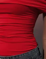 Body rojo con escote off-shoulder y mangas cortas con frunces.