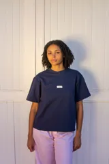 Remera azul marino de corte recto con logo pequeño en el pecho.