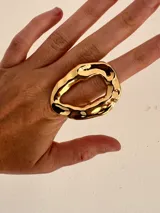 Anillo dorado de aleación con forma irregular y tamaño ajustable.