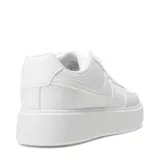 Championes urbanos color beige con suela marrón de plataforma.