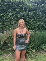 Minivestido verde esmeralda con breteles finos, escote corazón con argolla y cut-outs en el busto.