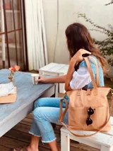 Bolso de cuero sintético color tostado con textura de cocodrilo, ideal para un uso diario.