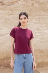 Remera color borgoña de algodón con corte clásico, cuello redondo y mangas cortas.