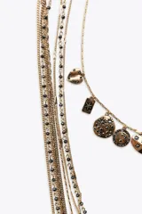 Set de tres collares dorados con dijes y abalorios.