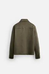 Sobrecamisa color beige de corte recto, con cuello solapa, manga larga con puños abotonados, cierre frontal abotonado, bolsillos de parche con solapa en el pecho y bolsillos de ojal en la cadera.