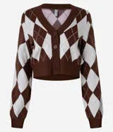 Cardigan cropped de tejido jacquard con diseño de rombos argyle en color marrón y blanco. Presenta escote en V, manga larga y cierre frontal con botones marrones.