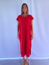 Vestido gris de morley de algodón, corte recto y mangas cortas.