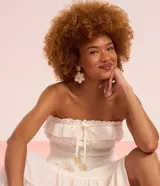 Blusa sin breteles color blanco, confeccionada en crepé con textura crinkle y lastex en la cintura.