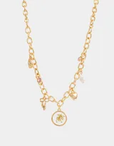 Collar corto dorado con cadena de eslabones gruesos y dijes colgantes: corazón, flor encapsulada, lazo, perla y cristales rosados.