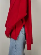 Sweater oversize color violeta con cuello redondo y mangas largas.