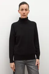 Polera de manga larga color marrón chocolate, con cuello alto tipo tortuga.