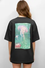 Remera blanca de algodón con estampado de una concha de mar en el pecho.