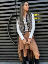 Falda midi color borgoña, con corte irregular y ruedo asimétrico.
