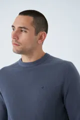 Sweater tejido de punto color gris oscuro, con fit regular y logo bordado en el pecho.