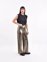 Pantalón plateado de corte palazzo y tiro alto.