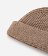 Gorro corto tipo beanie color beige, tejido en lana acrílica con textura acanalada.