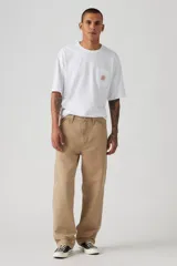 Pantalón de trabajo color beige, de corte recto y holgado, con bolsillos laterales y traseros.
