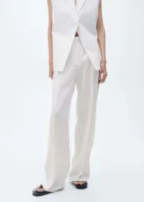 Pantalón de lino color blanco, de corte recto y tiro medio.