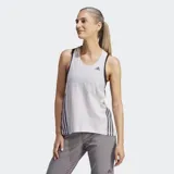 Musculosa deportiva Adidas color blanco con logo en el frente y tres tiras negras en los laterales.
