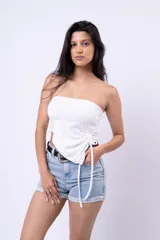 Strapless blanco con frunce lateral y tiras ajustables.